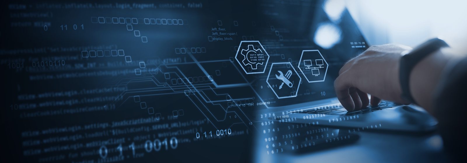 Code und technische Symbole an einem Laptop